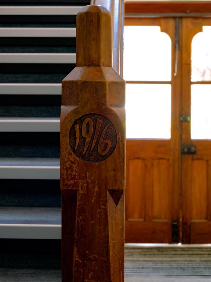 The Observatory Hotel 크라이스트처치 외부 사진 1916 carved into a pillar