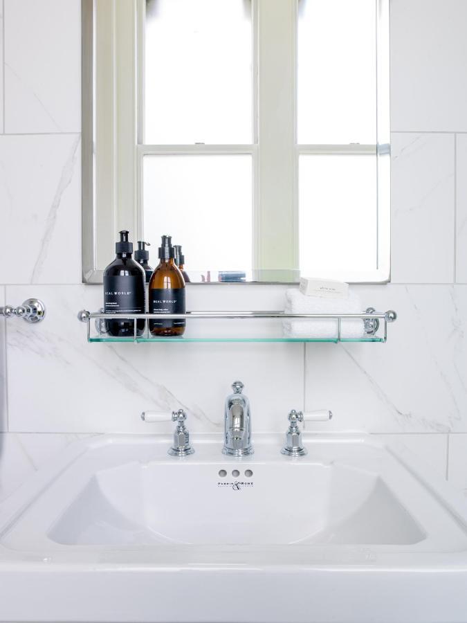 The Observatory Hotel 크라이스트처치 외부 사진 A glass shelf