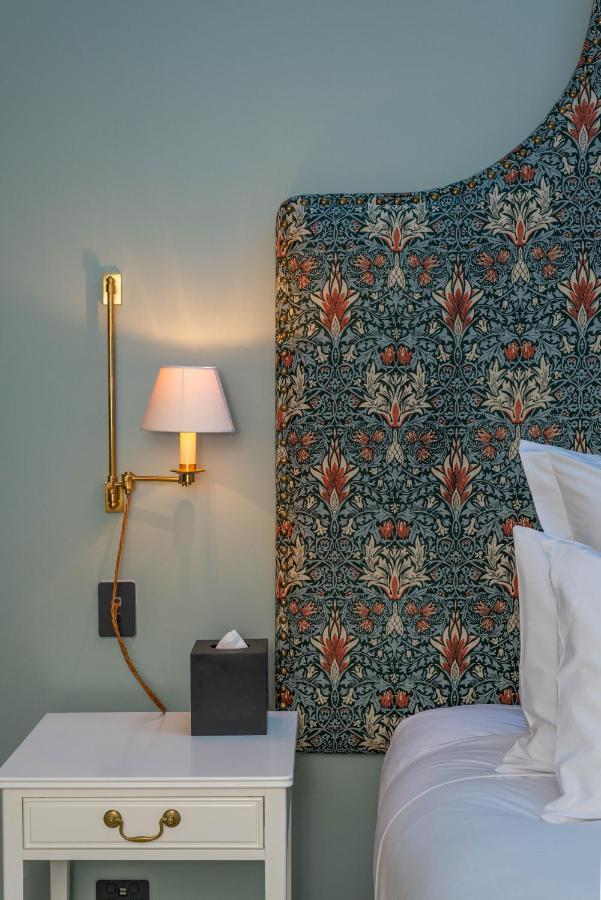 The Observatory Hotel 크라이스트처치 외부 사진 Curtain in the bedroom of a suite at the Hotel Axelmannstein