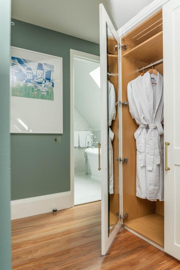 The Observatory Hotel 크라이스트처치 외부 사진 A bathrobe hanging on a door