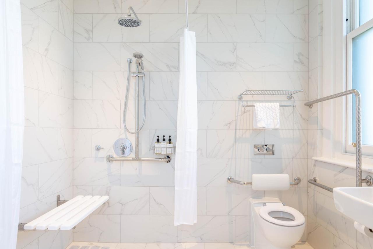 The Observatory Hotel 크라이스트처치 외부 사진 A shower curtain