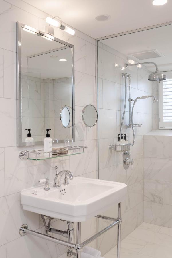 The Observatory Hotel 크라이스트처치 외부 사진 A shower with a fixed shower head and a handheld shower head